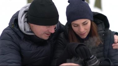 Avrupalı çift kış ormanlarında vakit geçiriyor.