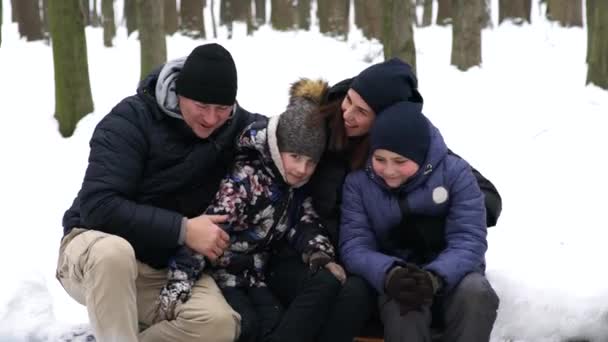 Rodina Dělá Oheň Zimním Lese — Stock video