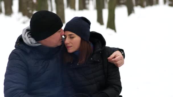 Casal Europeu Tendo Tempo Floresta Inverno — Vídeo de Stock