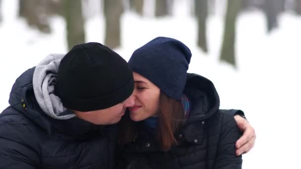 冬の森で過ごすヨーロッパのカップル — ストック動画