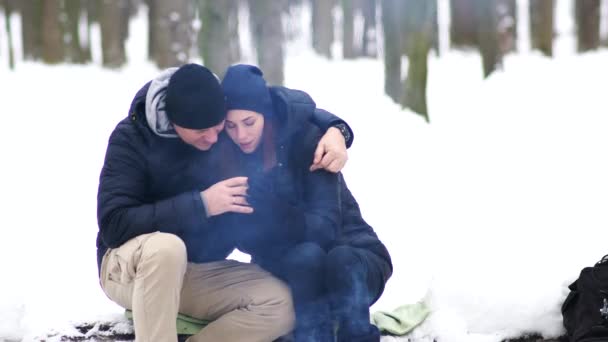 Téli Erdőben Tartózkodó Európai Pár — Stock videók