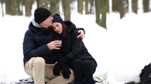 Couple Européen Ayant Temps Dans Forêt Hiver — Video