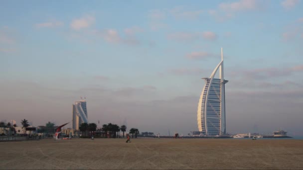 阿拉伯联合酋长国 2019年5月5日 阿拉伯塔露天海滩和标志性的阿拉伯塔酒店 阿拉伯联合酋长国迪拜最知名的地标 — 图库视频影像