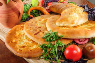 Geleneksel Gürcü Acara khachapuri ve Kolkh khachapuri tablo. Çeşitli Georgean ekmek.