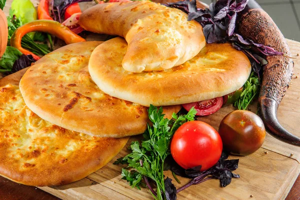 Adjara Traditionnel Géorgien Khachapuri Kolkh Khachapuri Sur Table Assortiment Pain — Photo