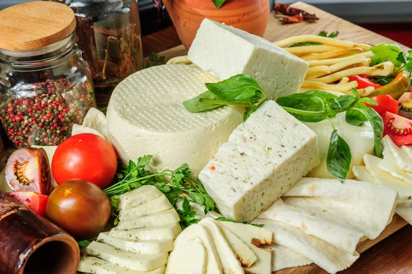 ハーブ タラゴンと新鮮なグルジア チーズ自家製レシピ — ストック写真