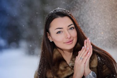 Kış ormandaki güzel genç ve güzel kadın.