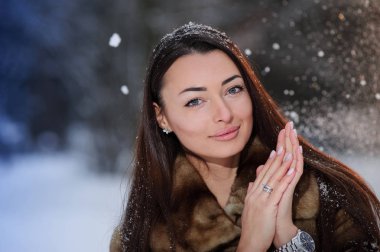 Kış ormandaki güzel genç ve güzel kadın.