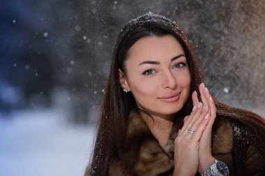 Kış ormandaki güzel genç ve güzel kadın.