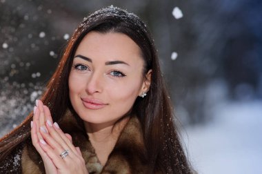 Kış ormandaki güzel genç ve güzel kadın.