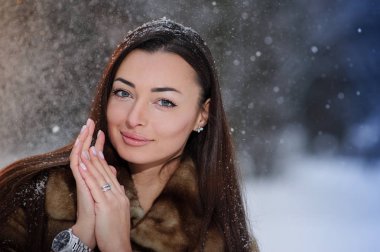 Kış ormandaki güzel genç ve güzel kadın.