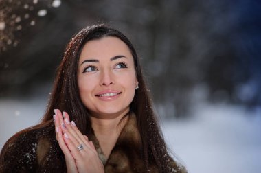 Kış ormandaki güzel genç ve güzel kadın.