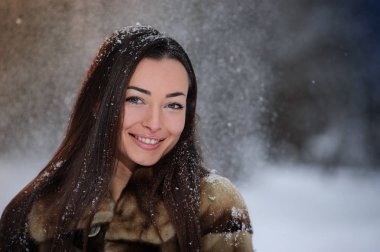Kış ormandaki güzel genç ve güzel kadın.