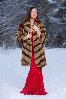 Kış ormandaki güzel genç ve güzel kadın.