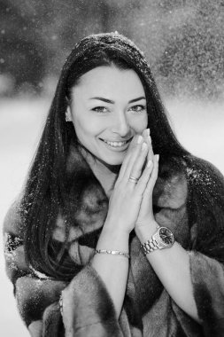 Kış ormandaki güzel genç ve güzel kadın.