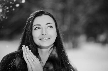 Kış ormandaki güzel genç ve güzel kadın.