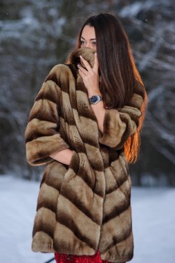 Kış ormandaki güzel genç ve güzel kadın.