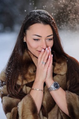 Kış ormandaki güzel genç ve güzel kadın.