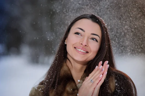 Kış ormandaki güzel genç ve güzel kadın.