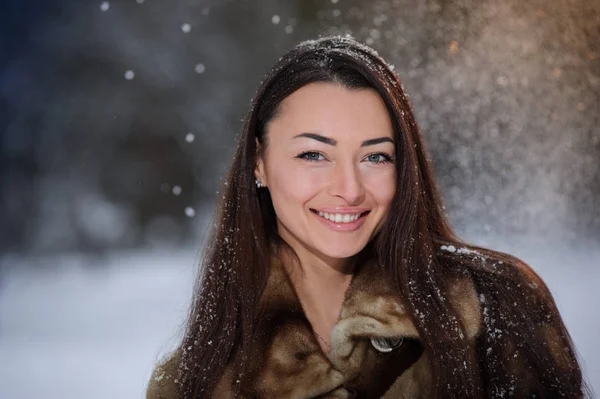 Vackra Vackra Unga Kvinna Vinter Skog — Stockfoto