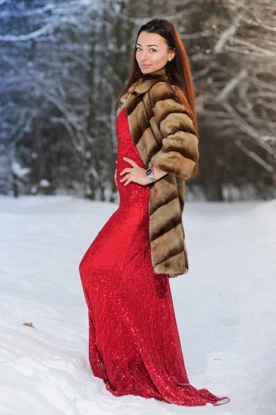 Kış ormandaki güzel genç ve güzel kadın.