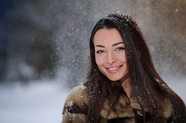 Vackra Vackra Unga Kvinna Vinter Skog — Stockfoto