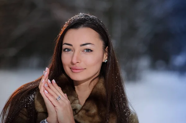 Vackra Vackra Unga Kvinna Vinter Skog — Stockfoto