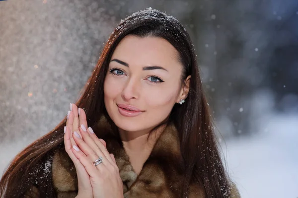 Kış ormandaki güzel genç ve güzel kadın.