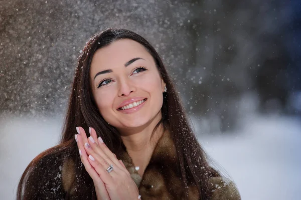 Kış ormandaki güzel genç ve güzel kadın.