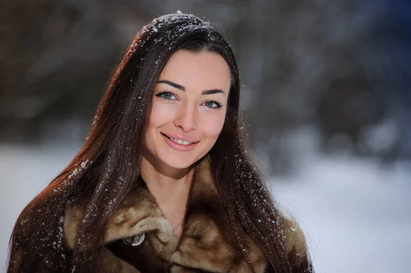 Όμορφη Όμορφη Νεαρή Γυναίκα Στο Δάσος Του Χειμώνα — Φωτογραφία Αρχείου
