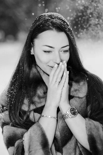 Mulher Bonita Bonita Jovem Floresta Inverno — Fotografia de Stock