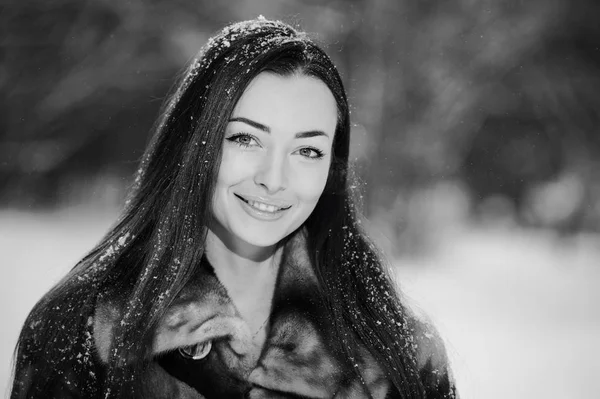 Krásná Krásná Mladá Žena Zimě Lese — Stock fotografie