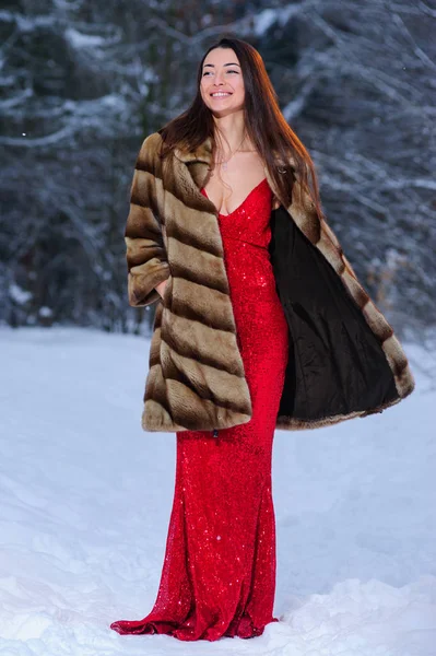 Kış ormandaki güzel genç ve güzel kadın.