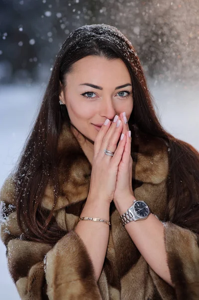 Hermosa Mujer Joven Bosque Invierno —  Fotos de Stock