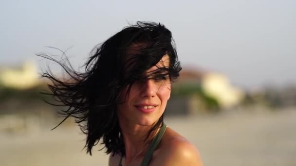 Відкритому Повітрі Модне Відео Красивої Щасливої Жінки Морі Пляжні Подорожі — стокове відео