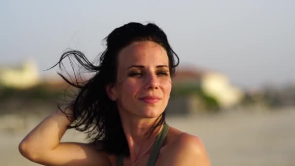 Βίντεο Εξωτερική Μόδα Όμορφη Γυναίκα Ευτυχισμένη Στη Θάλασσα Ταξίδια Παραλία — Αρχείο Βίντεο