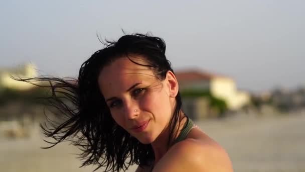 Outdoor Mode Video Der Schönen Glücklichen Frau Auf See Strandreisen — Stockvideo