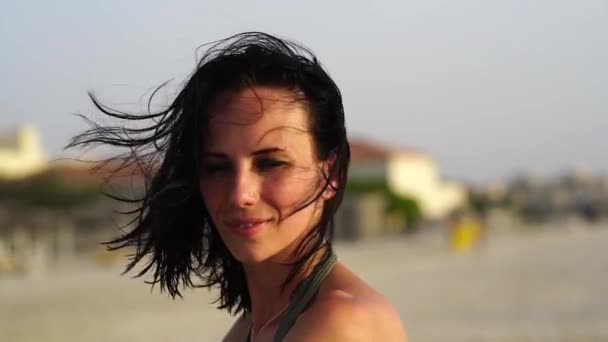 Outdoor-Mode-Video der schönen glücklichen Frau auf See. Strandreisen.Zeitlupe.