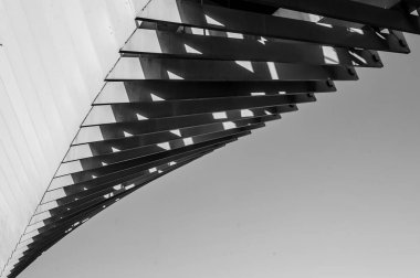 Dubai, Birleşik Arap Emirlikleri - 25 Ocak 2018: Güzellik içinde bükülmüş köprüde Dubai su kanalı.