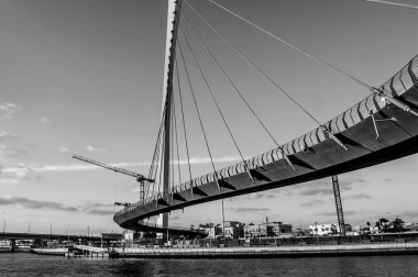  Downtown Dubai gökdelen üzerinde renkli günbatımı ve yeni inşa edilen hoşgörü Köprüsü olarak Dubai su kanalı görüntülendi.