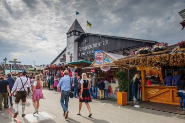 dünyanın en büyük halk festivalinde fuar sürmek ve bira çadırları kurulumu - octoberfest.