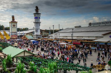 Münih, Almanya - 13 Eylül: Dünyanın en büyük halk festivalinde fuar alanı gezintileri ve bira çadırlarının kurulumu - 13 Eylül 2018'de Münih'te düzenlenen ekim festivali.