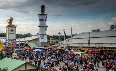 Münih, Almanya - 13 Eylül: Dünyanın en büyük halk festivalinde fuar alanı gezintileri ve bira çadırlarının kurulumu - 13 Eylül 2018'de Münih'te düzenlenen ekim festivali.