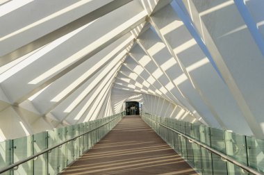  Güzellik içinde bükülmüş köprüde Dubai su kanalı.