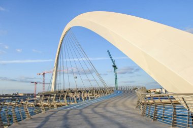  Downtown Dubai gökdelen üzerinde renkli günbatımı ve yeni inşa edilen hoşgörü Köprüsü olarak Dubai su kanalı görüntülendi.