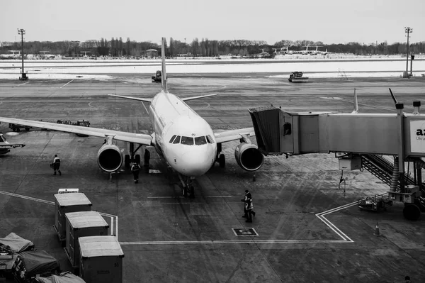 Borispol, Ukraina - 9 Mei 2018: Mendarat pesawat Airbus A320-214 milik Air Arabia di landasan pacu Bandar Udara Internasional Borispol pada 9 Mei 2018 . — Stok Foto