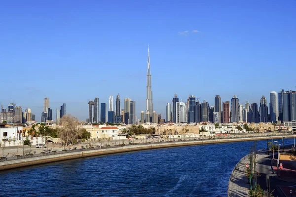 Dubai, Verenigde Arabische Emiraten - 24 van mei 2018: Kleurrijke zonsondergang over Downtown Dubai wolkenkrabbers en de nieuw gebouwde tolerantie brug gezien vanaf de Dubai water aquaduct. — Stockfoto