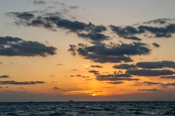 Himmel und Strand mit Sonnenuntergang mit Kait-Surfer. — Stockfoto