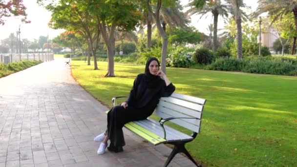 Улыбающаяся Арабская Женщина Наслаждается Прогулкой Парке Барша Дубае Оаэ — стоковое видео