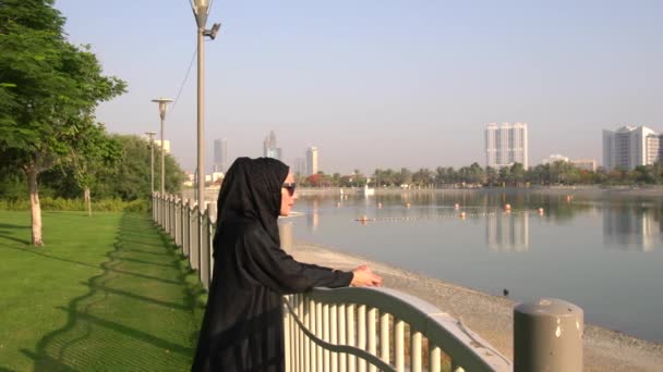 在阿联酋迪拜的Barsha公园 一位阿拉伯裔穆斯林美女凝视着湖水 — 图库视频影像